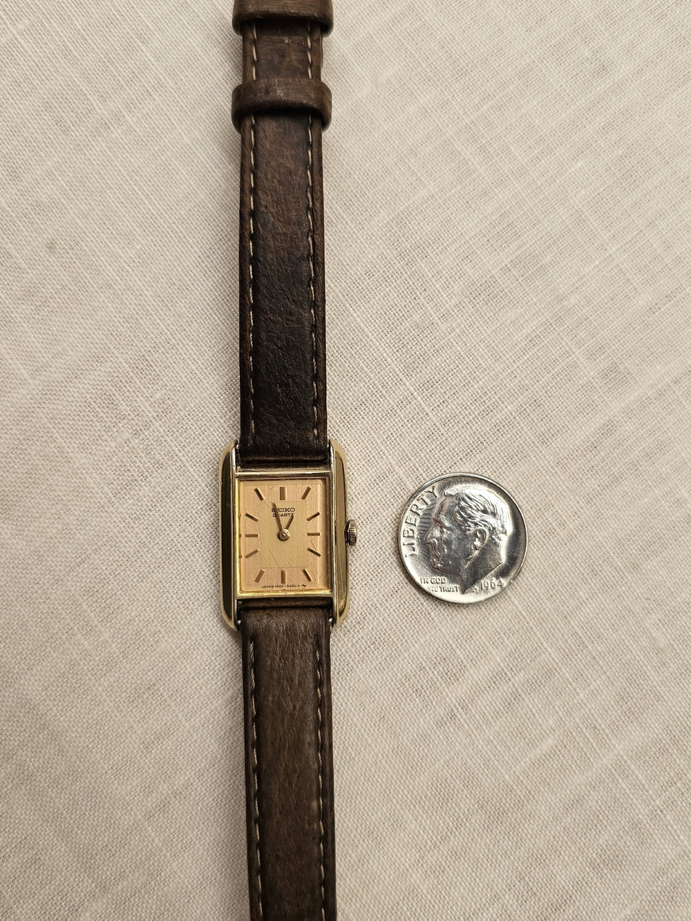Vintage 1981 Seiko "Tiny Tank" Linen Dial Retro Minimalist Watch — New Battery! - Picture 4 of 11
